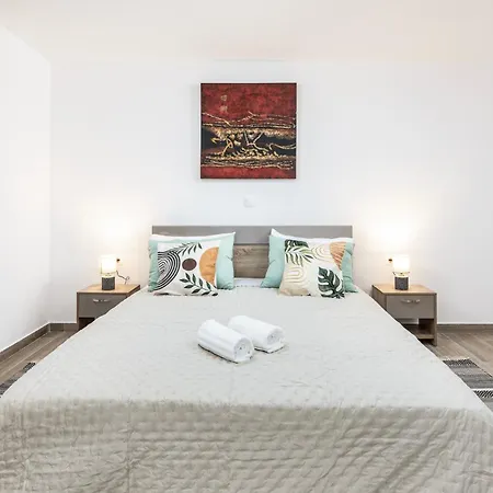 Elia Garden Apartment *